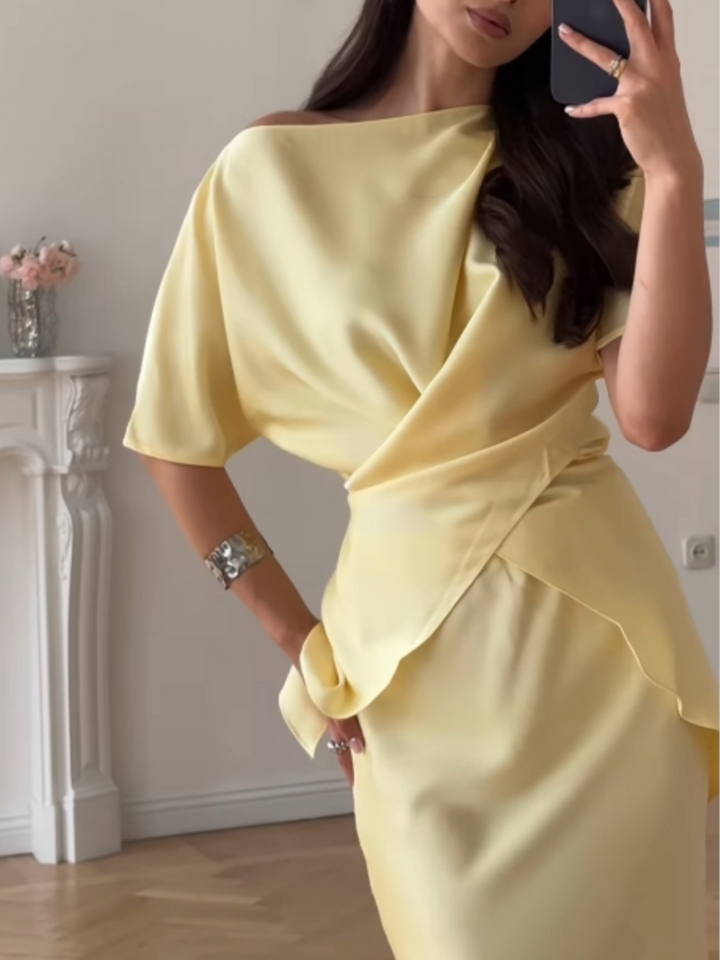 Set cu Top pe Umăr cu Șiret și Fustă