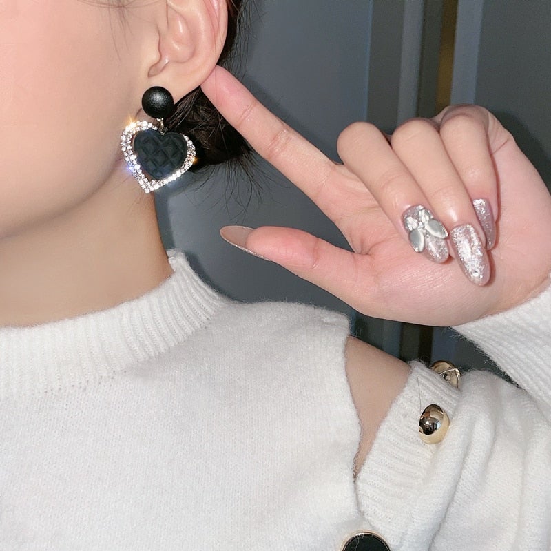 Schwarze Herz Ohrringe in Gold