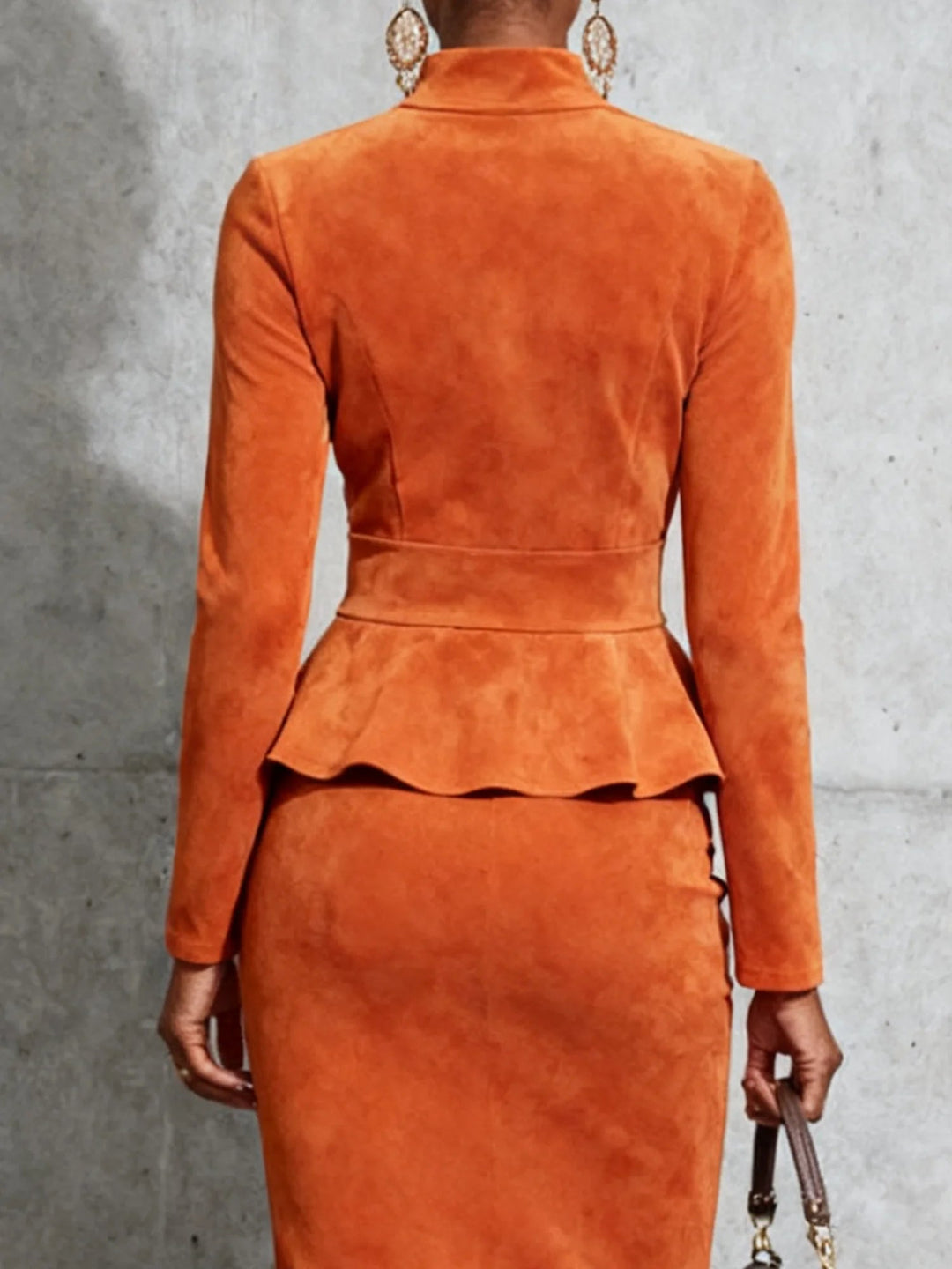 Set Simplu din Piele Întoarsă cu Top cu Guler Înalt și Fustă