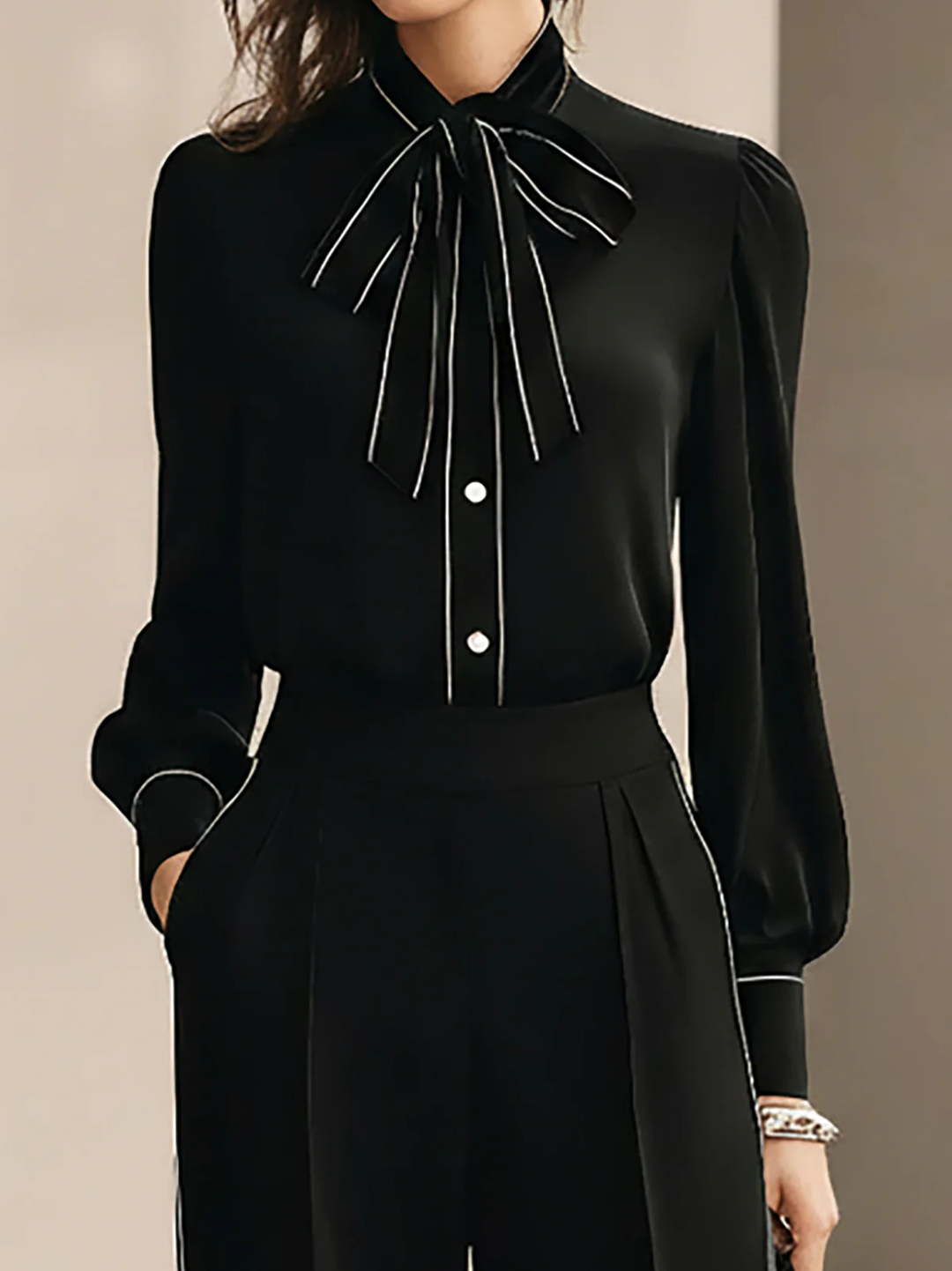 Set în Două Piese cu Bluză cu Fundă și Garnitură Alb-Negru și Pantaloni Largi