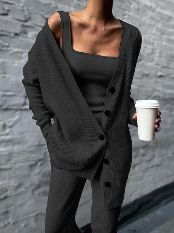 Set Confortabil Tricotat în Trei Piese